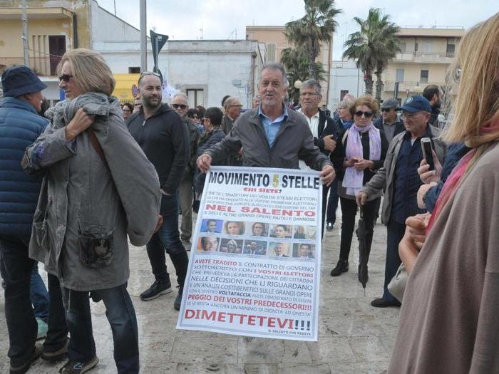 Un momento della protesta dei No Tap sul lungomare di San Foca, Melendugno (Lecce), 28 ottobre 2018. Alcuni attivisti che partecipano alla manifestazione hanno bruciato le proprie tessere elettorali e le foto che ritraevano i volti dei parlamentari del M5S eletti in Salento, compresa quella del ministro del Sud, Barbara Lezzi, e il simbolo del Movimento pentastellato. ANSA/CLAUDIO LONGO